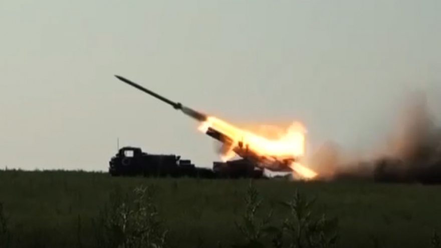 Cận cảnh pháo phản lực “Cuồng phong” Uragan của Nga khai hỏa ở Ukraine